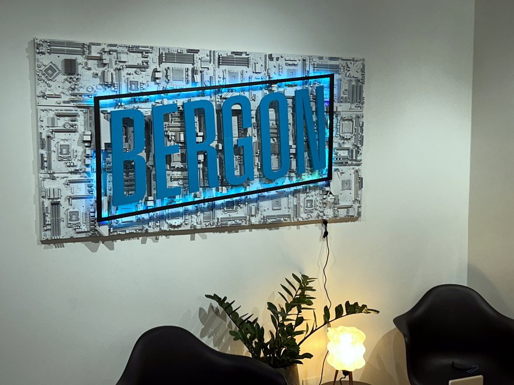 Painel da Bergon, feito com impressão 3D e placas-mãe antigas